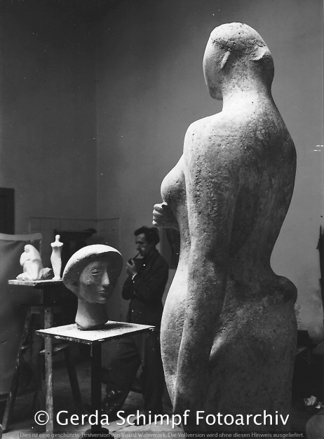 Im Atelier des Bildhauers Bernhard Heiliger, Büste von Gerda Schimpf im Vordergrund, 1950er Jahre,